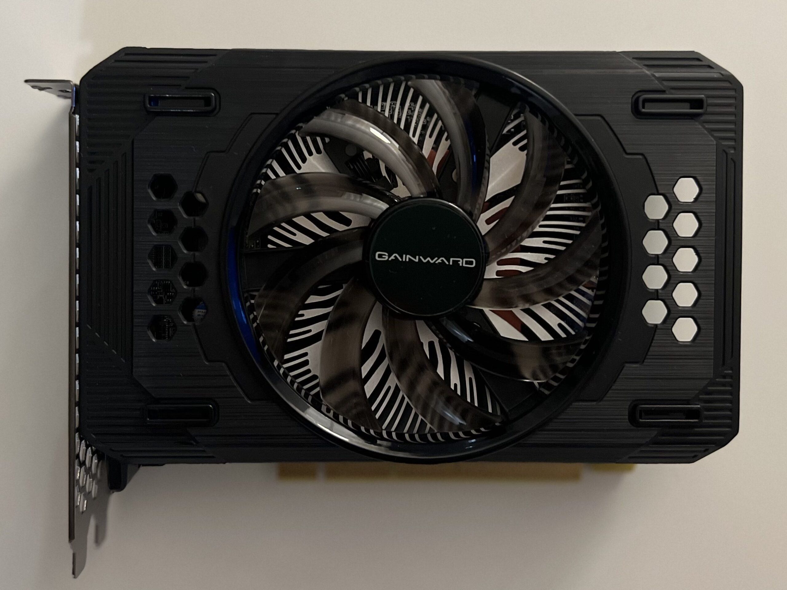 RTX 3050 näytönohjain käytettynä
