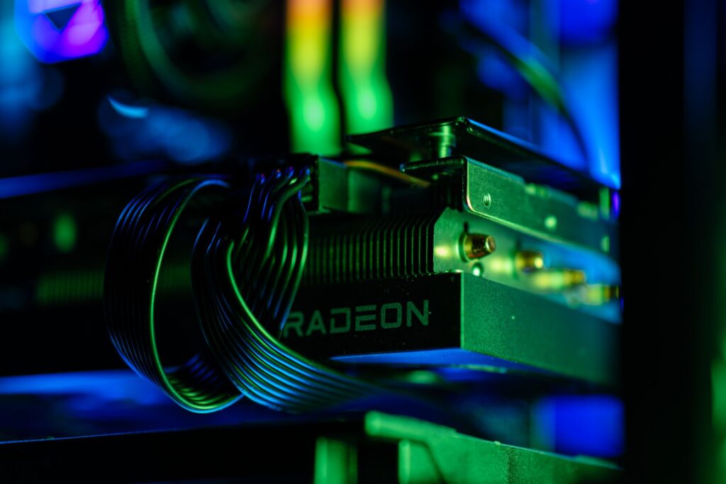 AMD Radeon -näytönohjain pelikoneessa RGB-valaistuksella