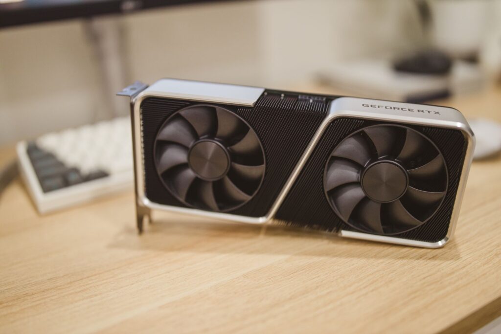 Nvidia GeForce RTX -näytönohjain kaksoistuulettimella työpöydällä