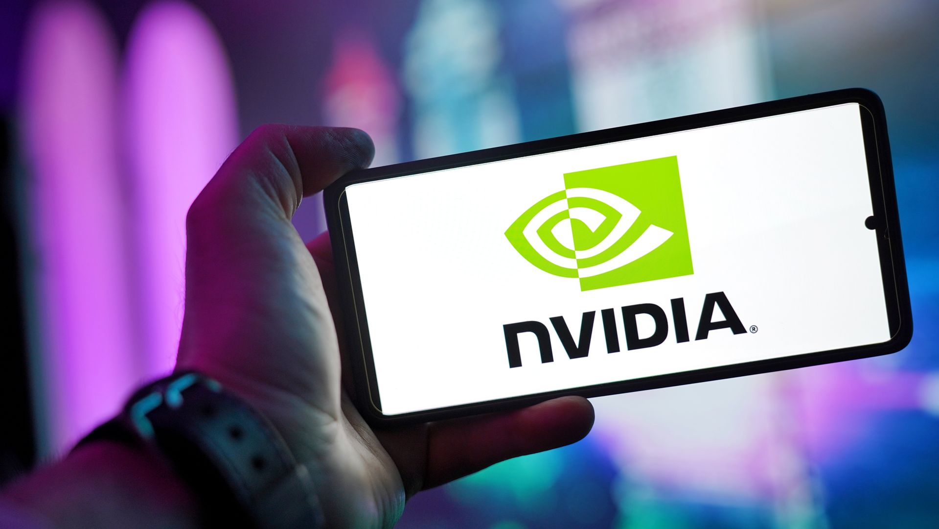 Nvidian logo älypuhelimen näytöllä kädessä — Nvidia RTX 5070 Super -julkaisun tilanne 2026